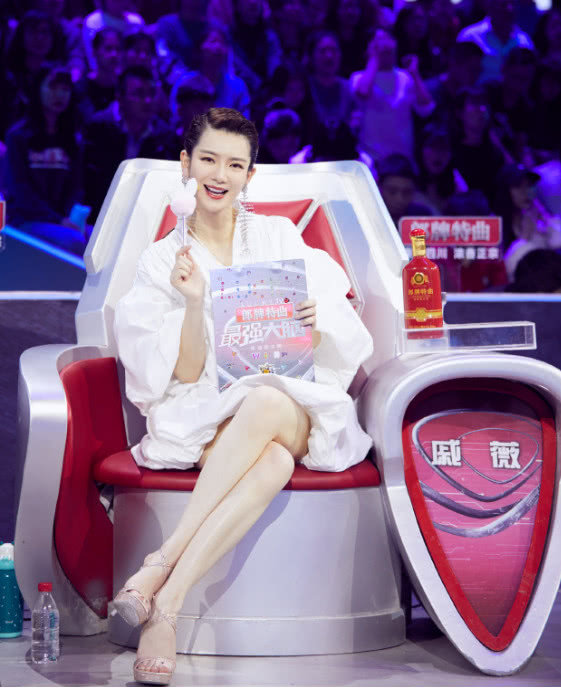 《最强大脑》戚薇造型可盐可甜,可攻可媚,时尚驾驭能力超强