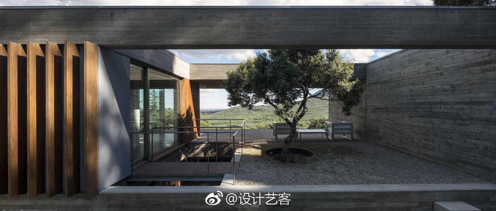 与自然的对话，山顶上的清水混凝土别墅