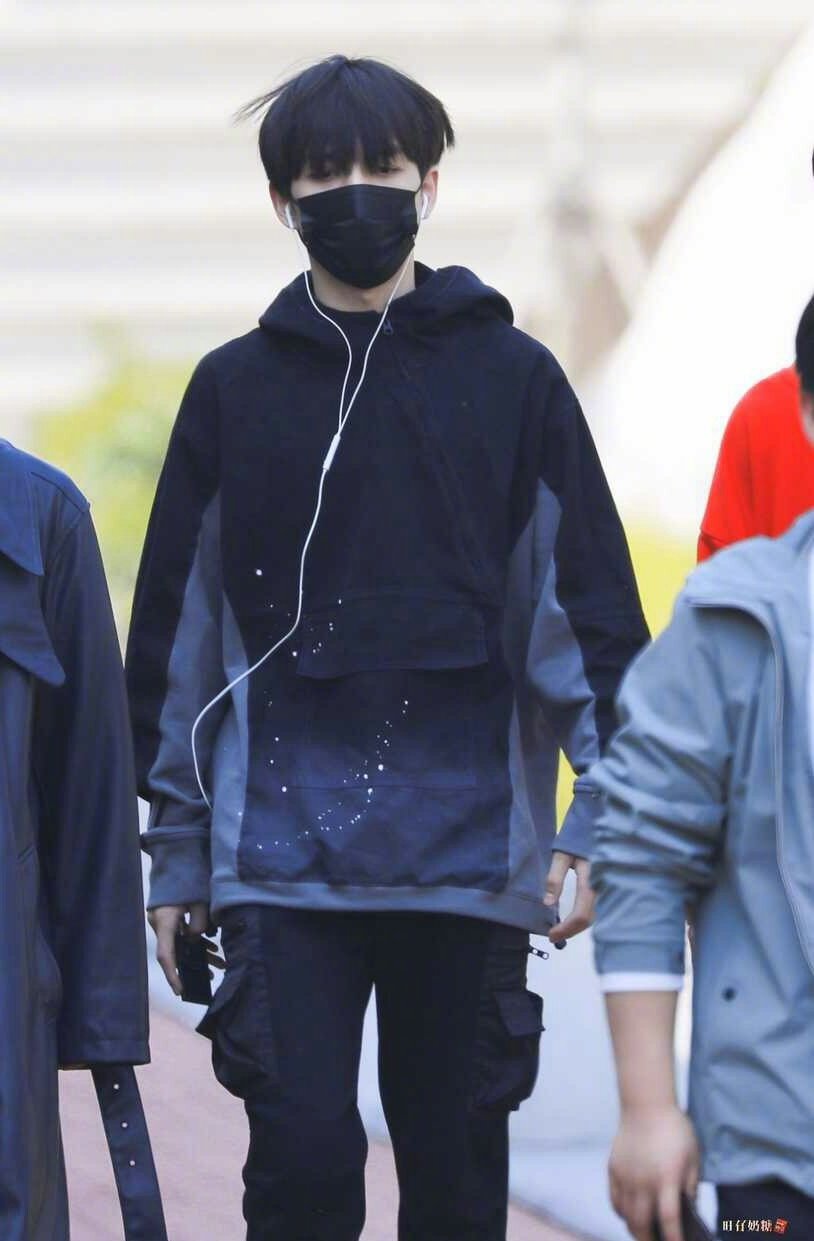 那必须 说一下张颜齐的耳机了