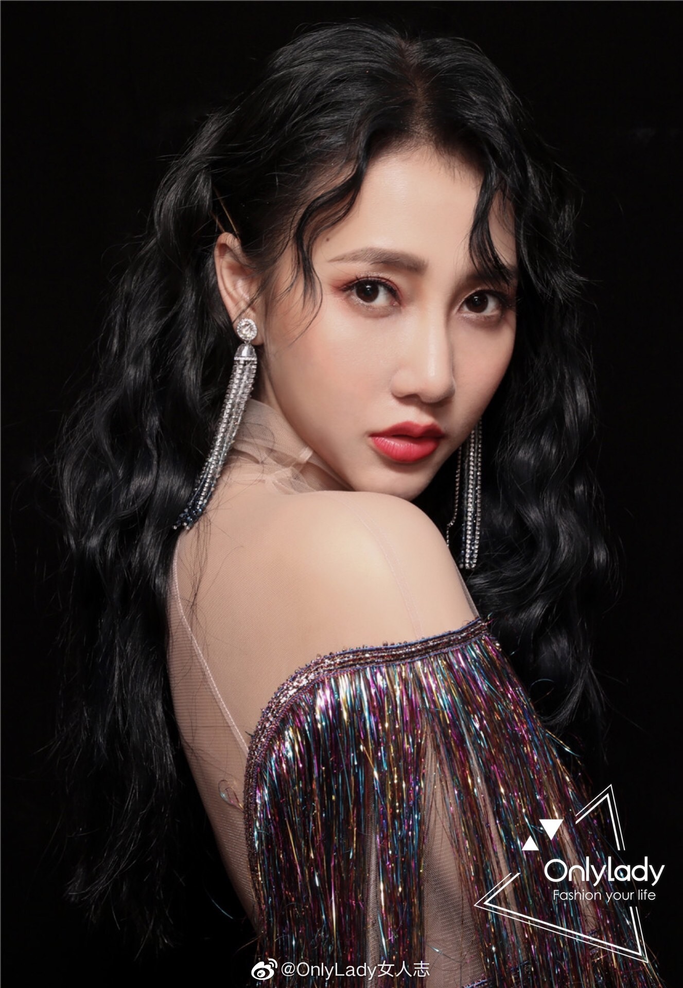 弦子stringer身着一袭五彩亮感流苏长裙登上舞台