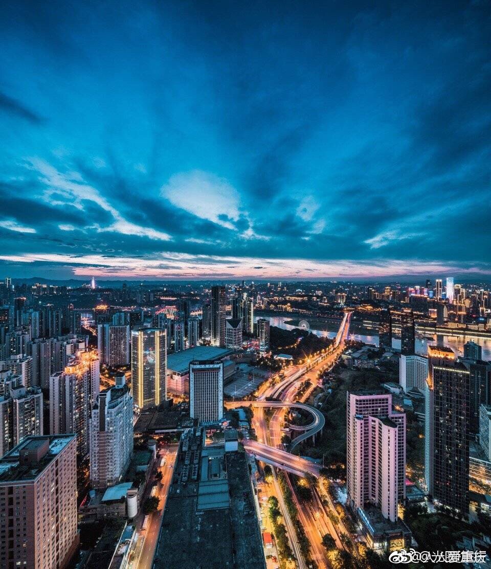 换个角度看重庆美丽的夜景迷宫般的建筑复杂多变城市交通