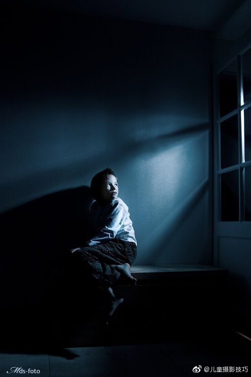 作品来自荷兰纪实摄影师mirjamdelrue孤独的小孩