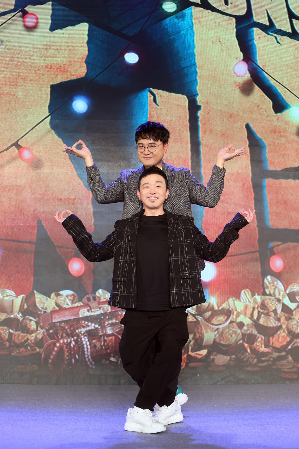 《武林怪兽》首映发布会 潘斌龙化身热辣肚皮舞娘