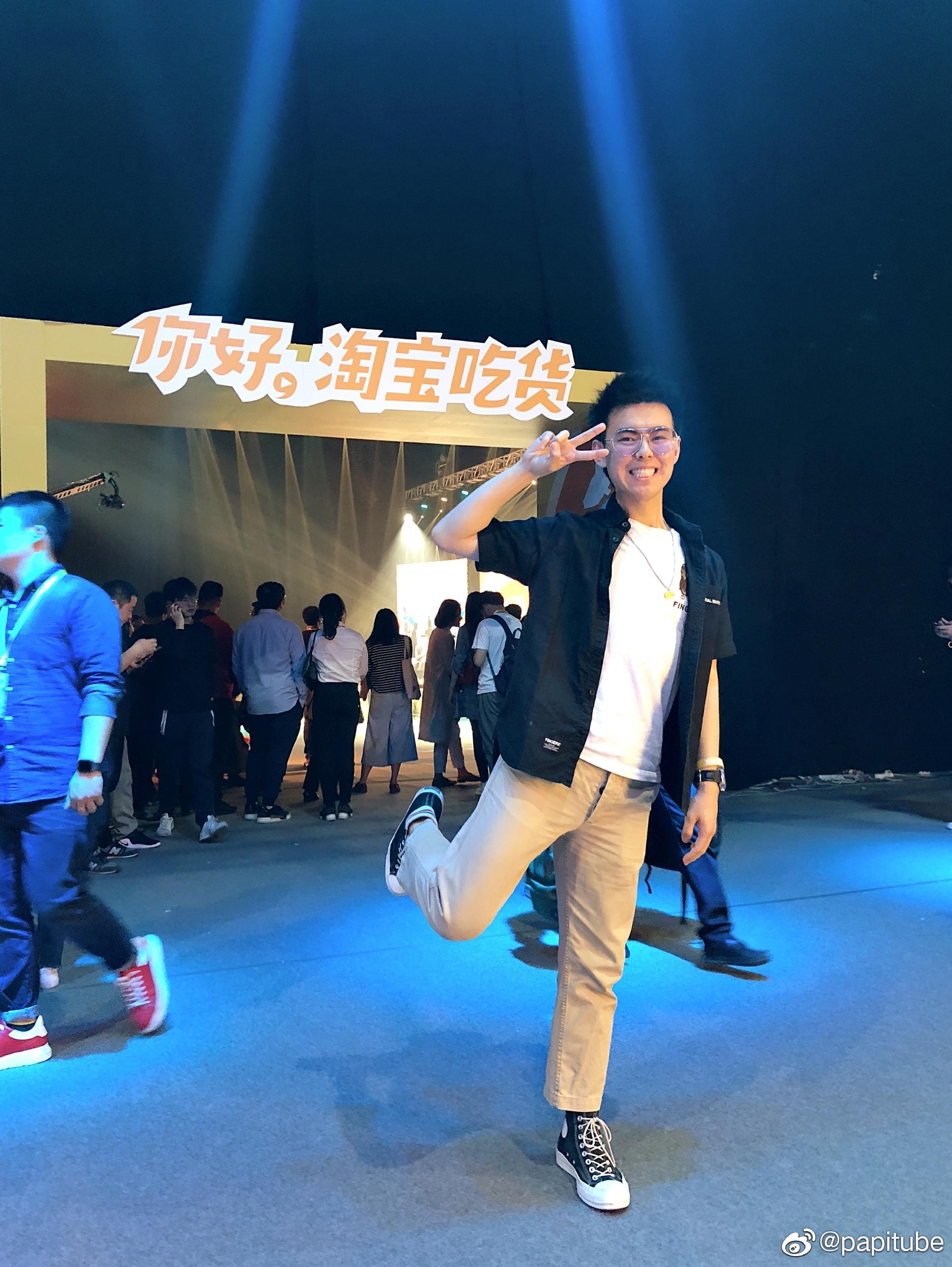 新晋淘宝吃货品鉴官滇西小哥二十吃垮成都杨三金用他们的方式