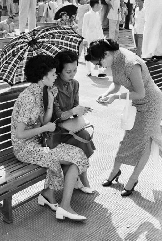 历史罕见老照片:图为50年代香港,女孩的辫子.