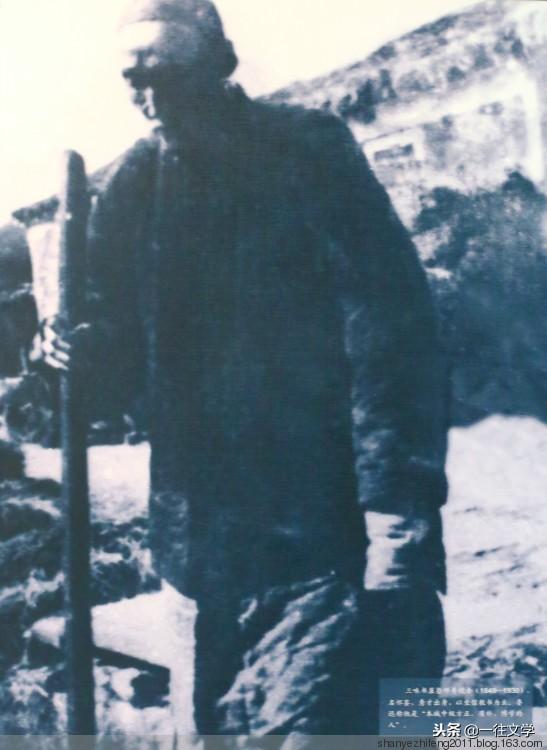 寿镜吾老先生往往被解读为百草园的践踏者和腐朽的封建教育走卒的形象