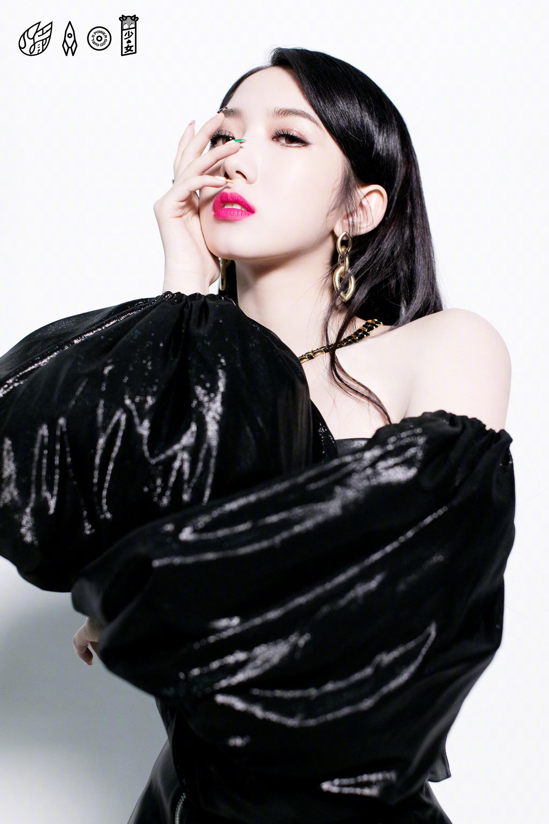 孟美岐 / 首张ep《犟》平面照紫色的优雅与黑色的冷艳都能完美演绎