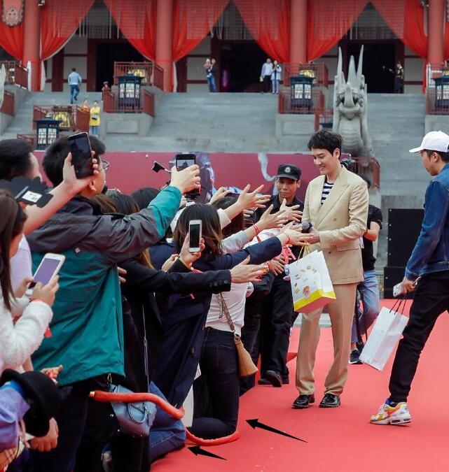 冯绍峰出席活动受追捧但场面尴尬,粉丝排队跪地求握手