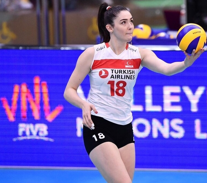 土耳其女排新星和男友秀恩爱,她是朱婷在瓦基弗队友,颜值真的高