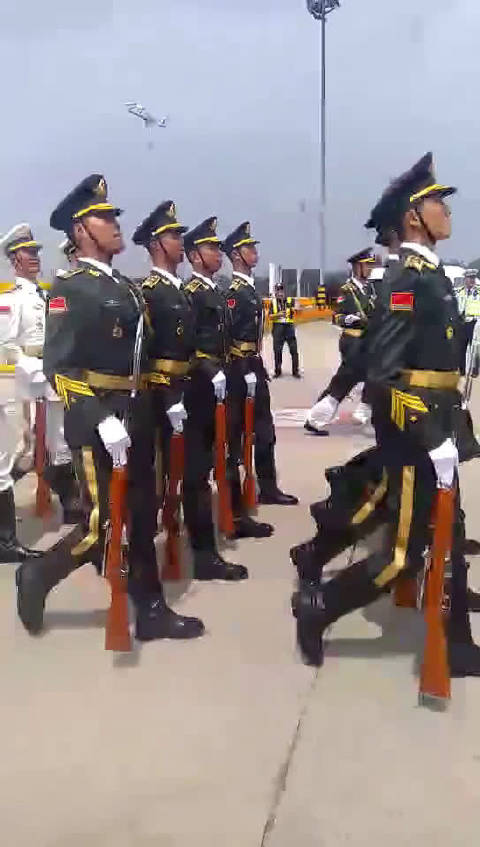 三军仪仗队走路姿势太有范儿,昂首挺胸气质非凡.