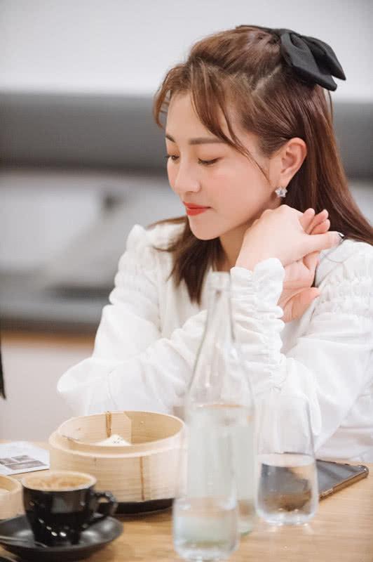 包文婧换两款新发型,扎起丸子头很可爱,戴上蝴蝶结显淑女范!