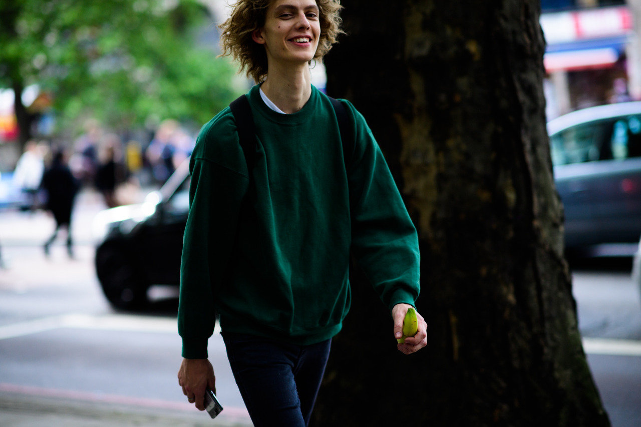 一头卷发眼眸清澈的19岁男模leondame