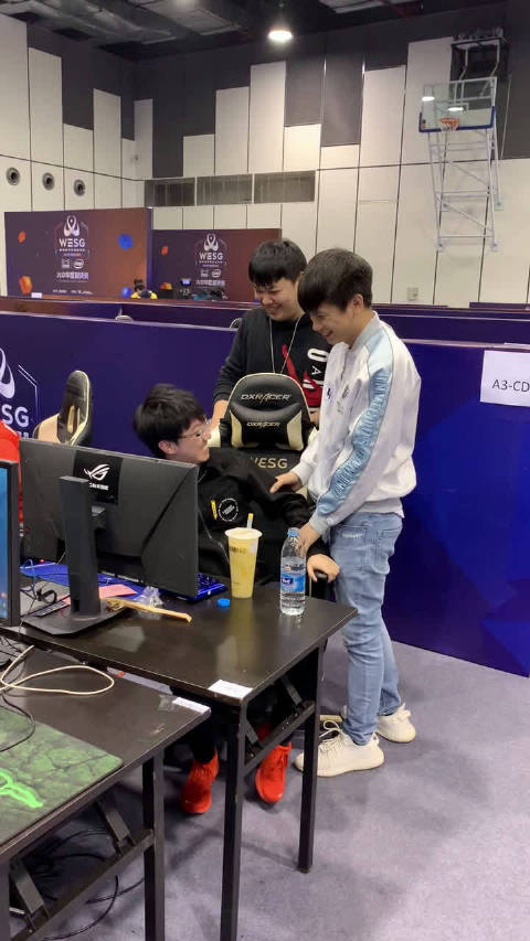 今日赛场最佳情侣:414和41阴的甜蜜时刻