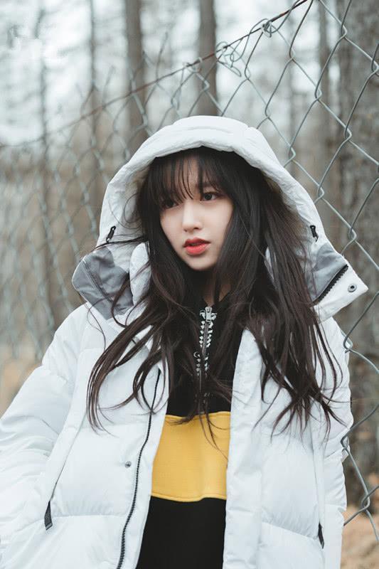 王子文穿白色羽绒服配白色运动裤再穿上雪地靴才算冬季打扮