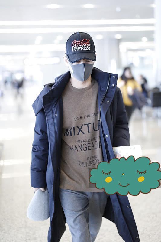 王凯穿黑色大衣走机场配一条小脚裤台下的他真够低调的