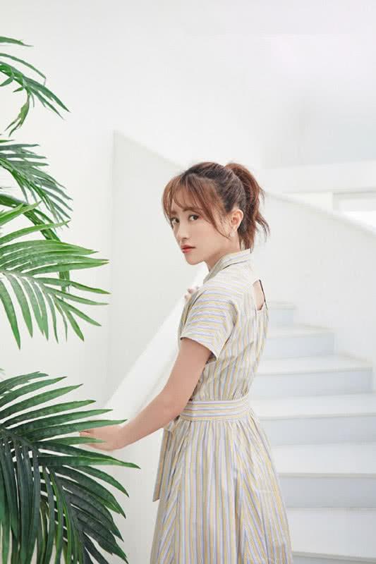 包文婧换两款新发型,扎起丸子头很可爱,戴上蝴蝶结显淑女范!