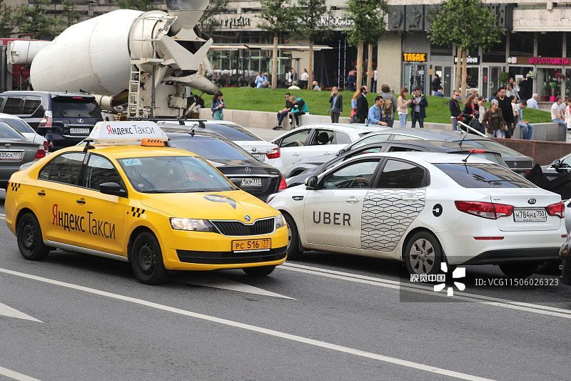 2017年7月13日,俄罗斯莫斯科,街头的uber 和yandex 出租车 