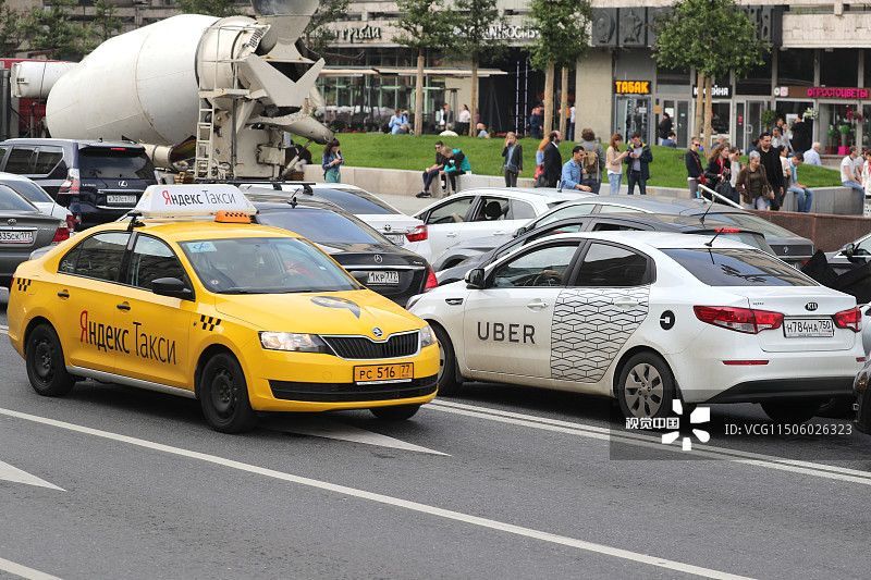 2017年7月13日,俄罗斯莫斯科,街头的uber 和yandex 出租车 .