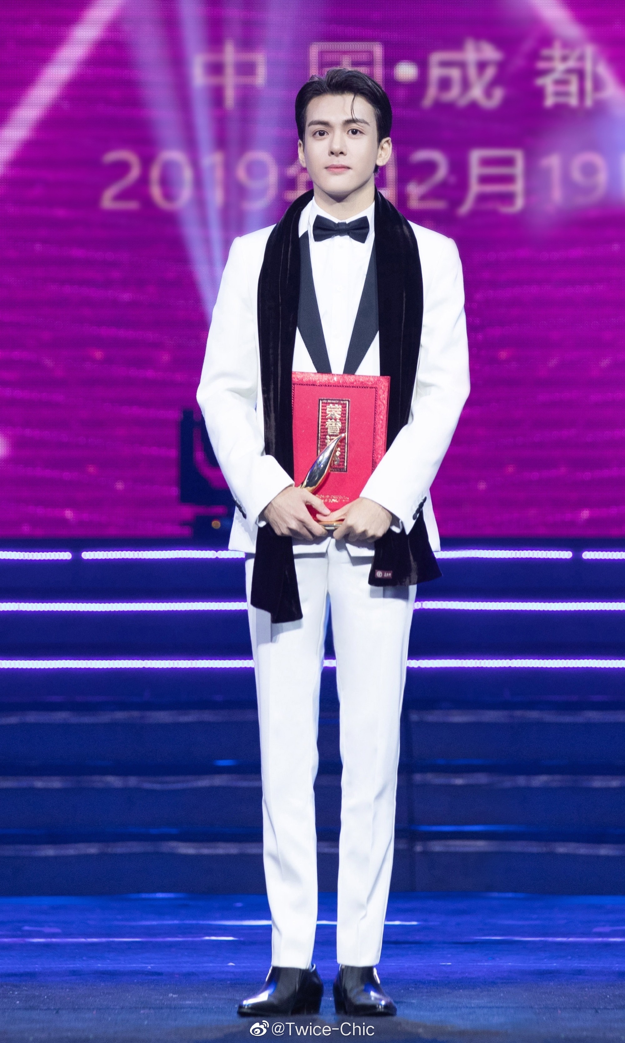 今日出席中国电视好演员年度盛典造型