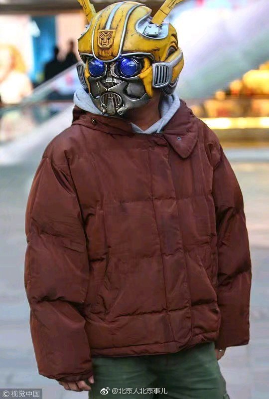 北京街头出现大黄蜂"真爱粉",这头套简直以假乱真了!近日