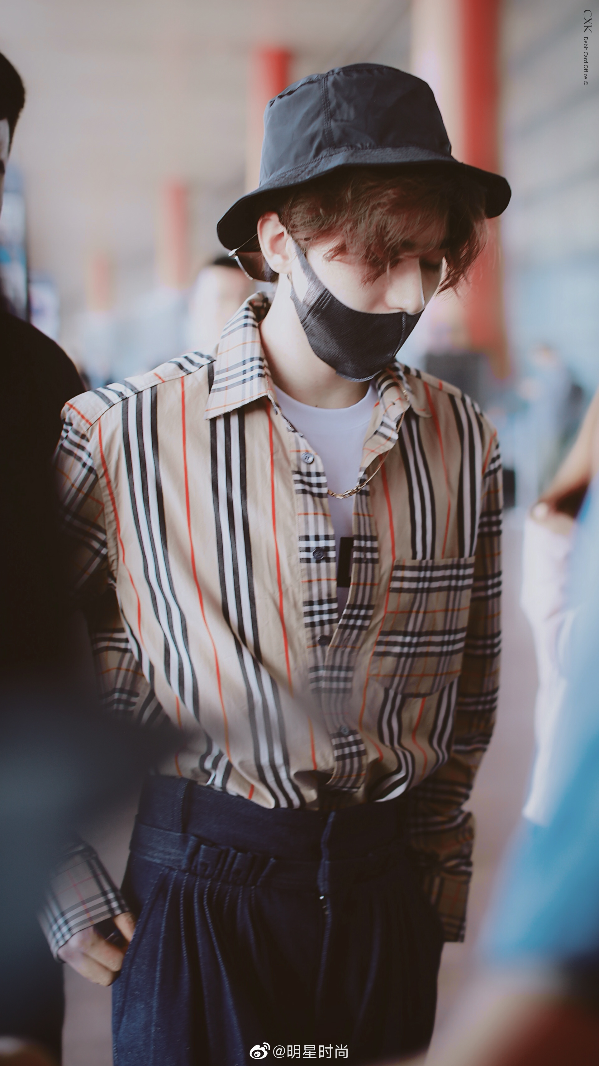 4月25日,蔡徐坤现身北京机场,休闲经典格子外套显得格外绅士