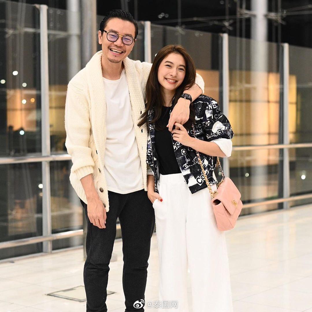泰星mew新婚后与丈夫牵手甜蜜游巴黎_高清图集_新浪网
