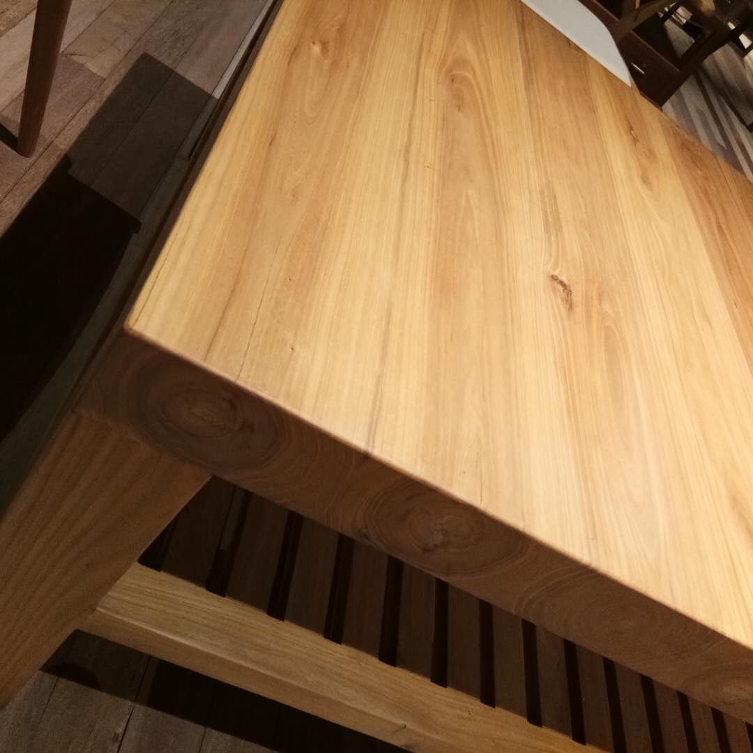 老榆木家具还是木蜡油上色耐看清漆浮在表面