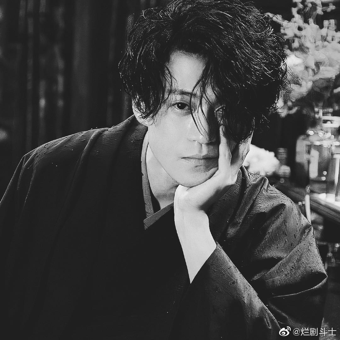 小栗旬的太宰治真是绝了溢出屏幕的荷尔蒙