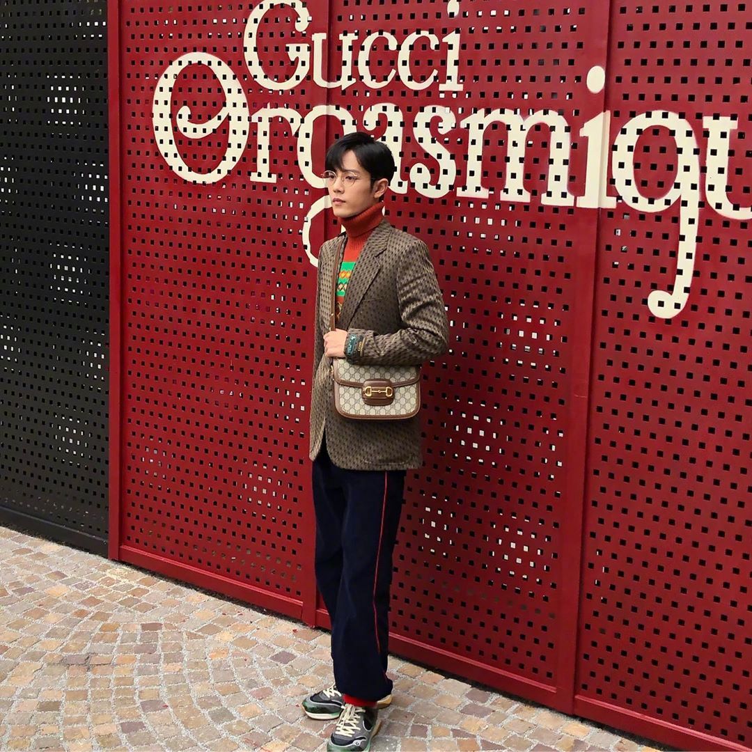 肖战亮相米兰时装周gucci 2020春夏大秀, 西装搭配高领毛衣