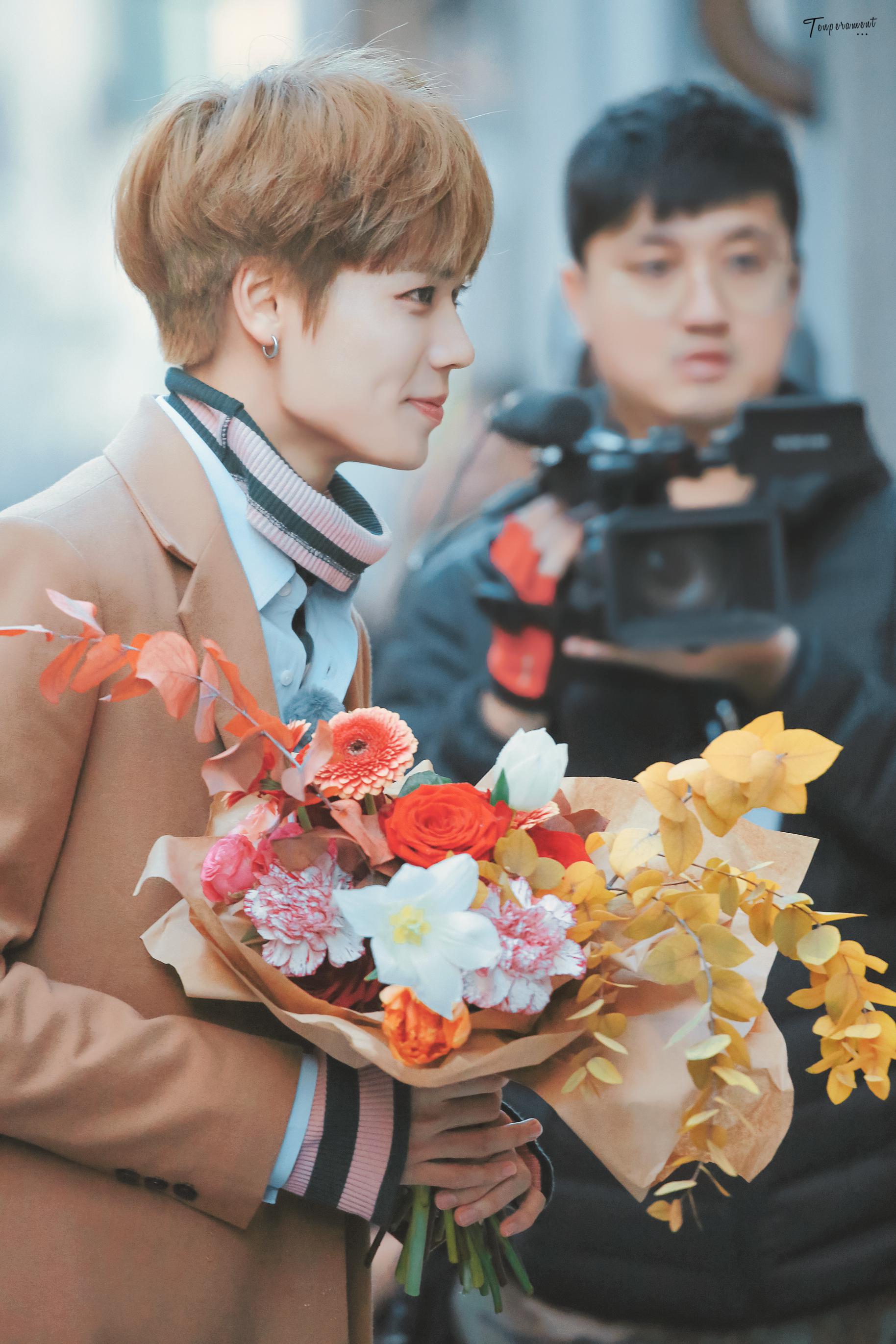 来品一组林彦俊《姐姐的花店》录制饭拍图～捧着鲜花走来的清爽阳光