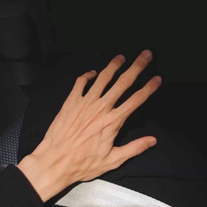 男生拥有一双指节分明 干净修长的手 绝对很加分 手控收藏