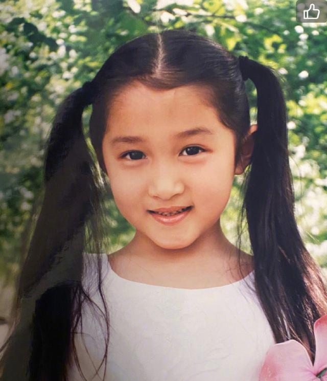 关晓彤晒童年照,头扎双马尾,十分激萌可爱