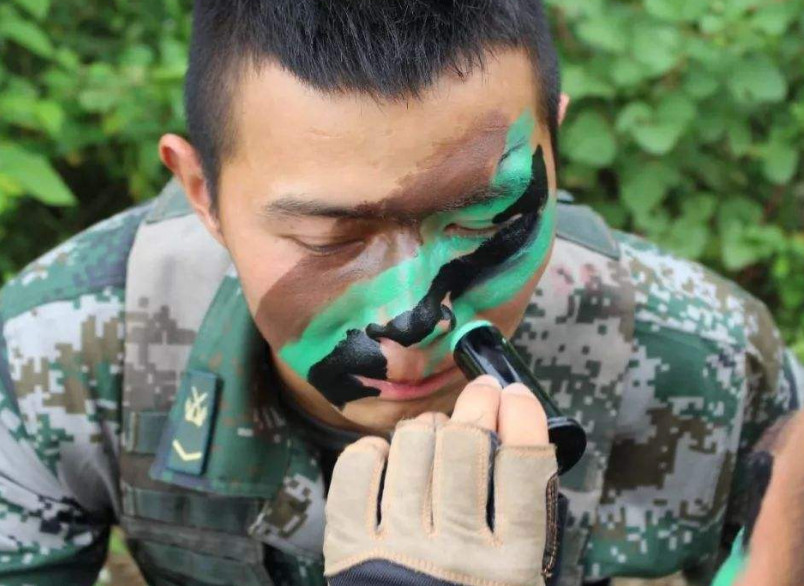 为什么特种兵脸上抹迷彩油,特警却戴面罩?不说,大多人不知道