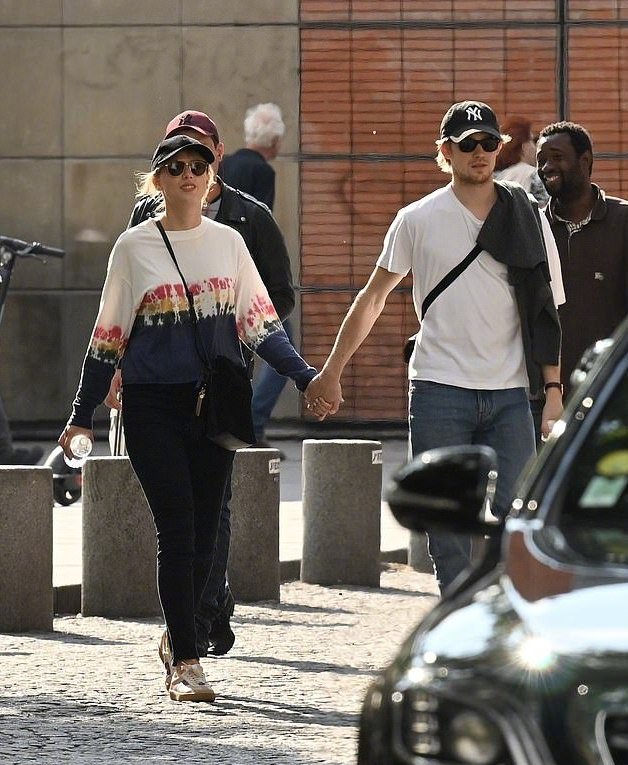 霉霉taylor swift和男友joe alwyn牵手漫步巴黎被拍