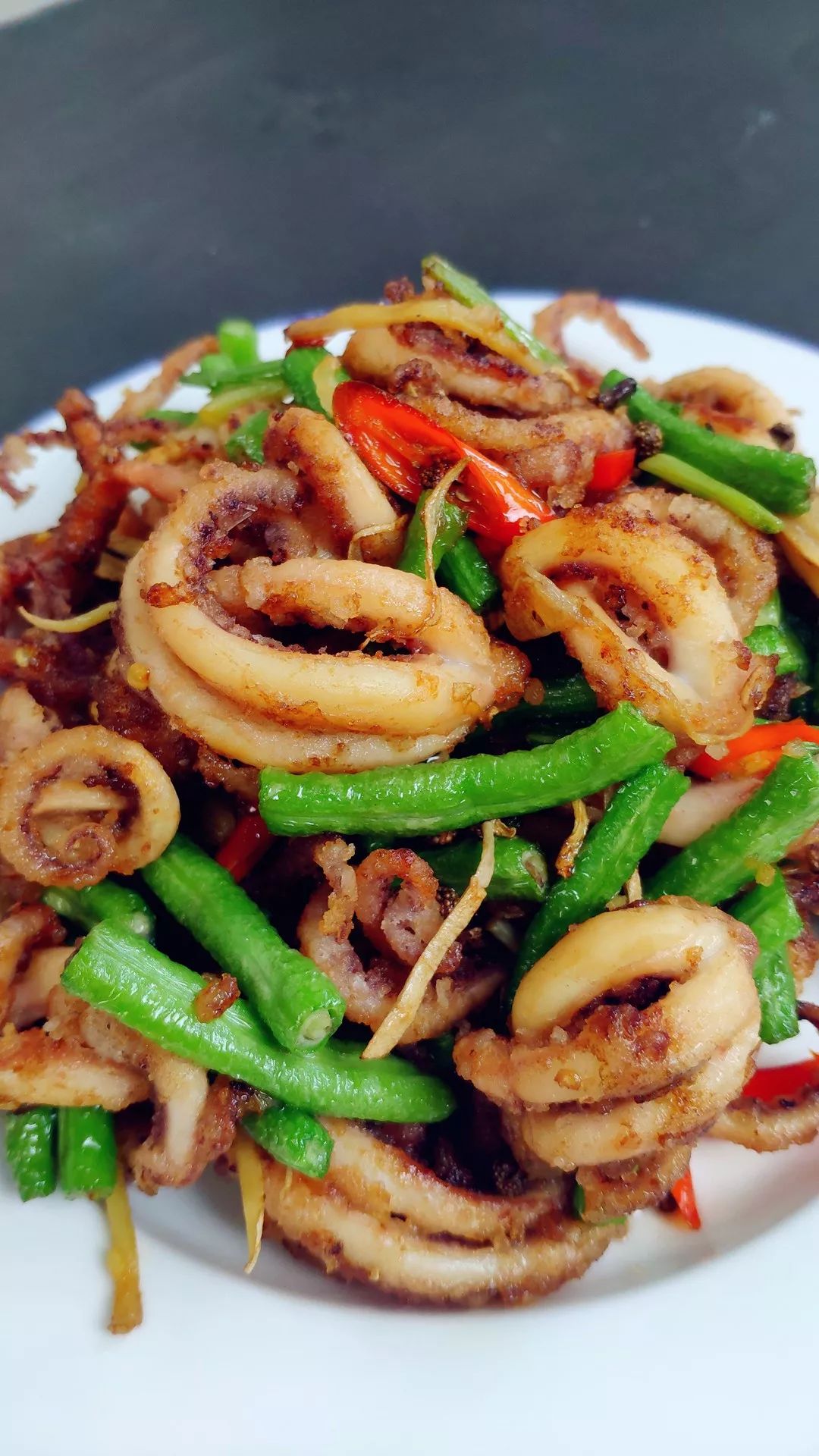 干煸鱿鱼须超好吃做法,在家几下就做好,一大盘不够吃!