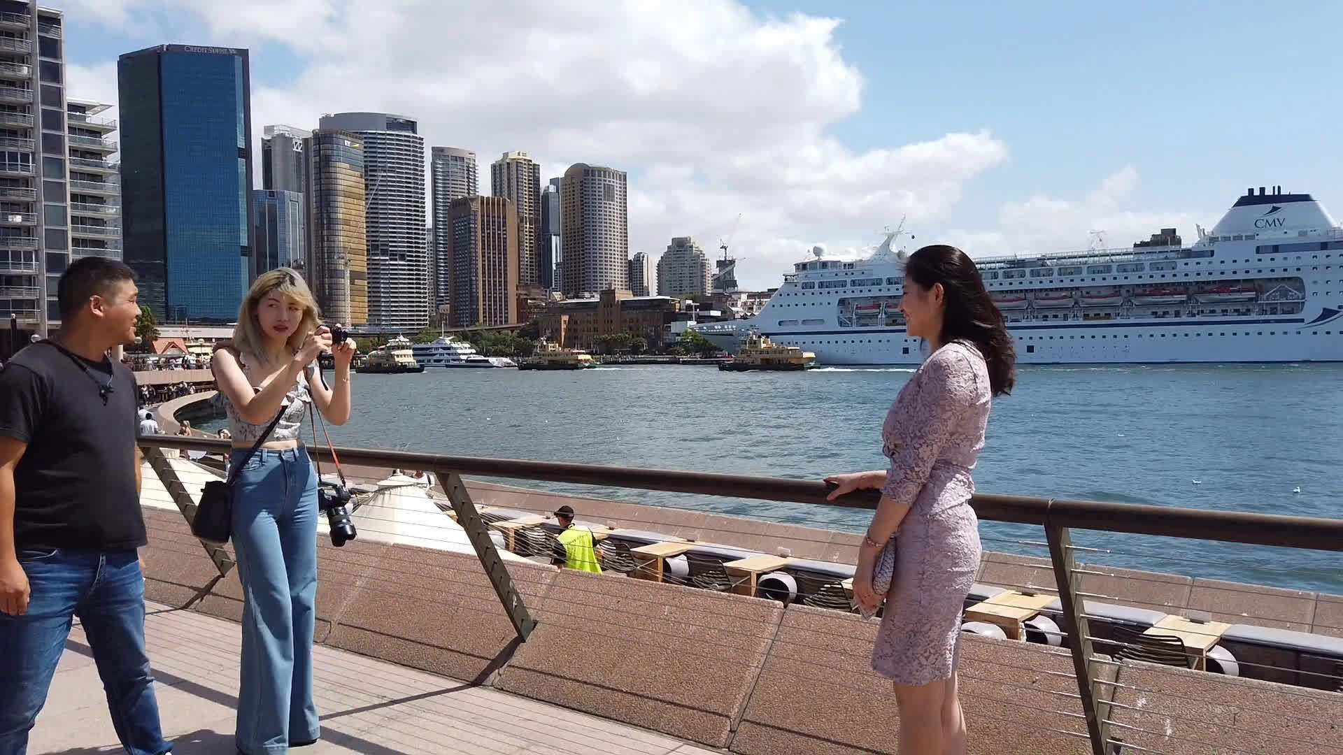 正在帮毛毛虫claire拍视频目前我正和她们组队在澳洲做新媒体