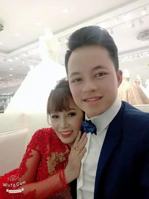 越南26岁小伙娶62岁老妇遭质疑,如今辞职去妻子的美容院打工