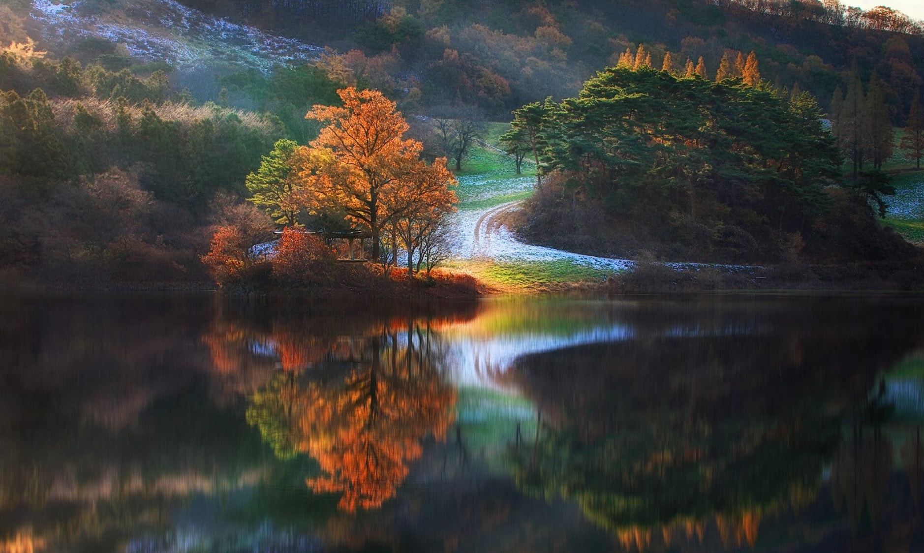 天然潇洒绝尘埃,四面如山画帐开.世上何须问仙境,只应此地是蓬莱