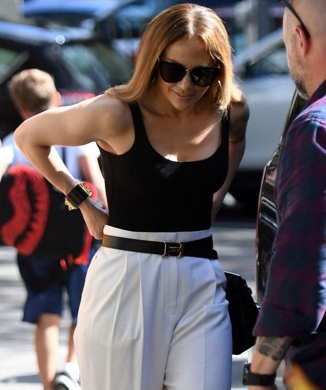 詹妮弗·洛佩兹穿小背心秀丰满上围,当街提裤子毫无偶像包袱