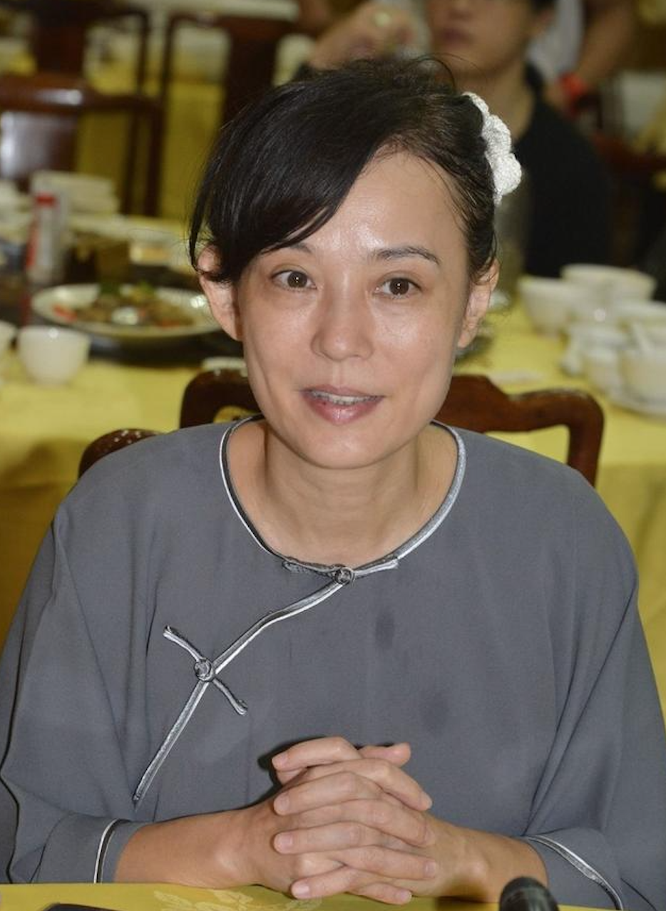 55岁前香港艺人翁静晶公开与何东家族后人婚讯,前夫为黄飞鸿弟子