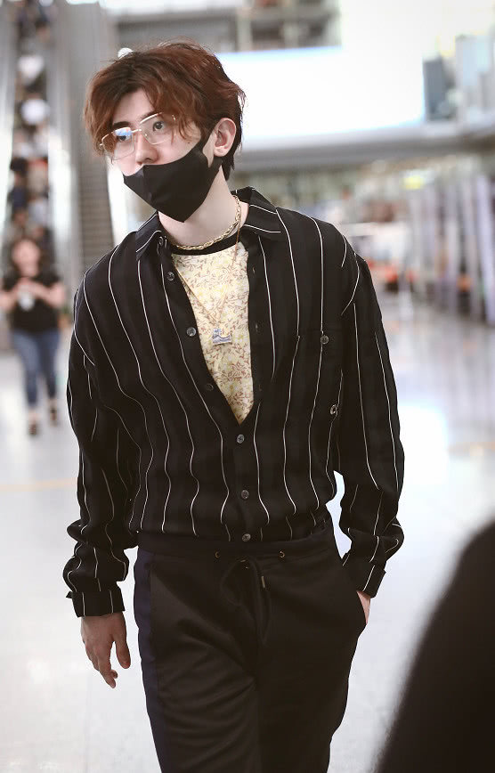 蔡徐坤身穿黑色条纹衬衫飞往韩国 帅气的长相真是让他没法低调
