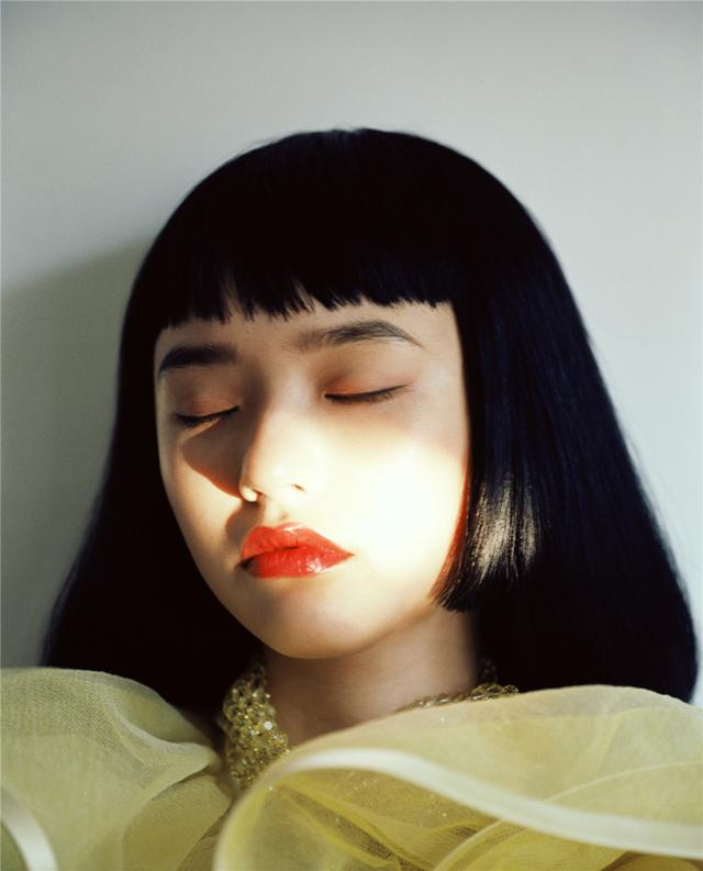 眉上刘海加公主切,23岁林允大胆挑战日系风格,高级感让我不敢认