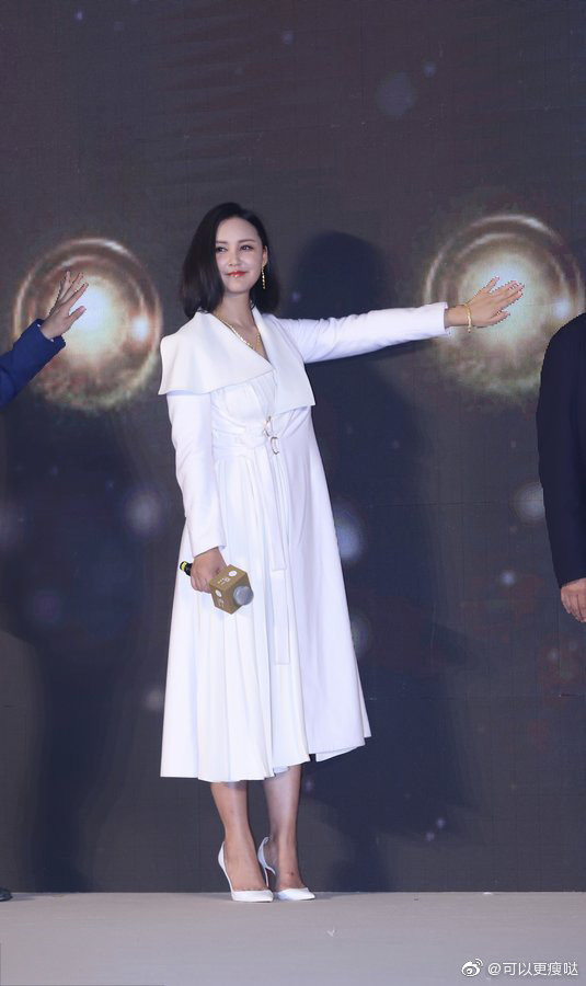 张歆艺产后首秀,金项链金耳环贵气十足,胖胖的更有女人味了.