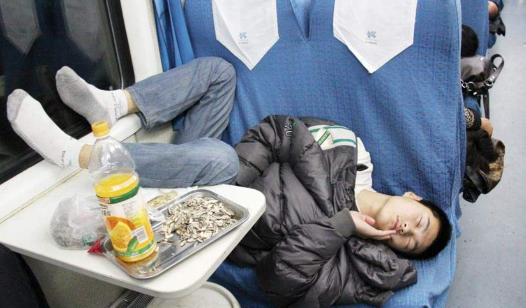 火车卧铺上睡觉,头朝着过道和窗户哪个好一些呢?网友:一言难尽