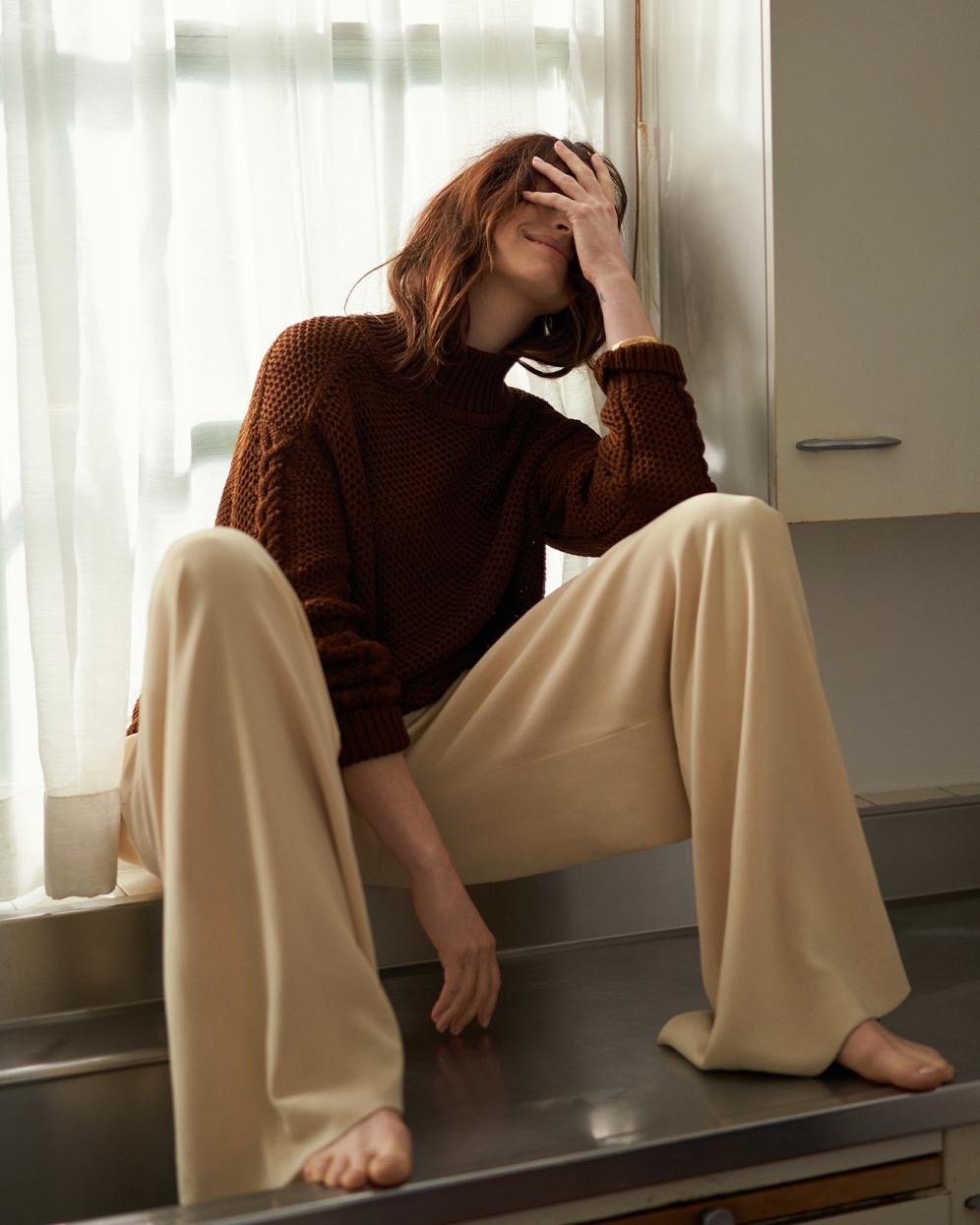 安妮·海瑟薇最新杂志照,好喜欢她这种慵懒的随性美啊!