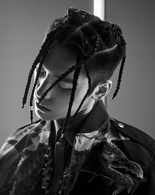 王子异封面大片街头范十足 多元化发展引期待