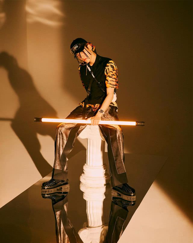 王子异封面大片街头范十足 多元化发展引期待