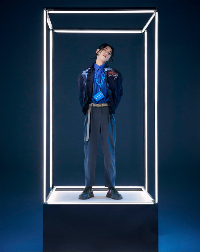 王子异封面大片街头范十足 多元化发展引期待