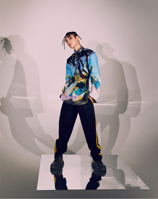 王子异封面大片街头范十足 多元化发展引期待