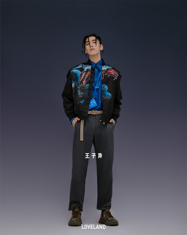 王子异封面大片街头范十足 多元化发展引期待